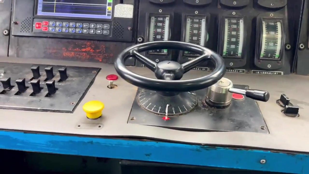 火车上有方向盘吗?网友:我见过! | 极目新闻