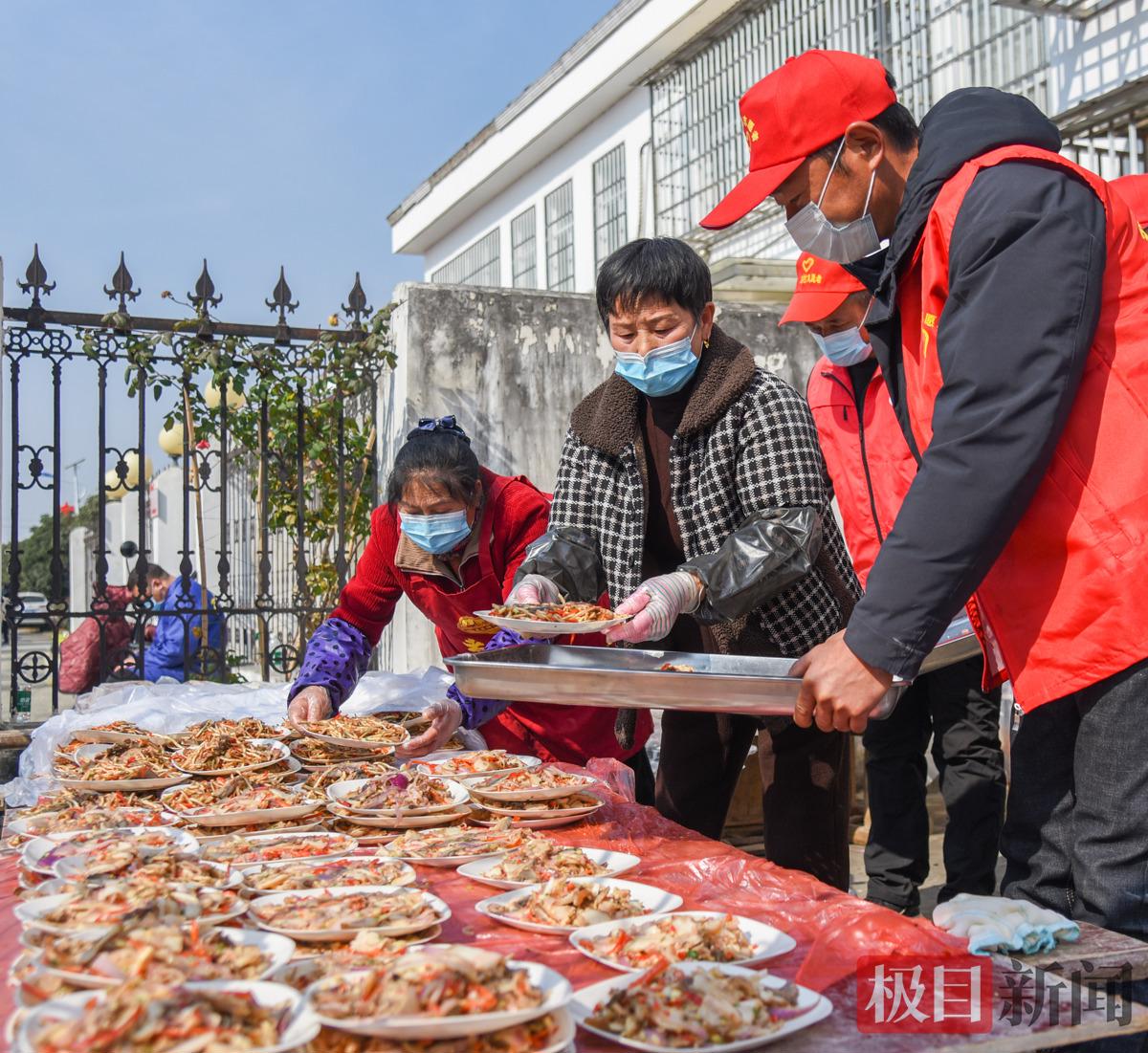荆州区马山镇双垱村团年宴现场，村民正在准备菜肴。   （极目新闻记者 黄志刚 摄）.jpg