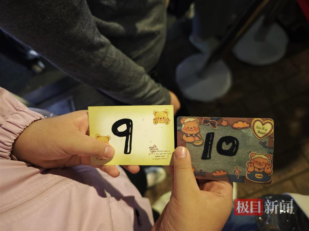 成都女子艺术卡通煎饼摊走红:顾客排队5小时,花65元买到一个煎饼舍不得吃