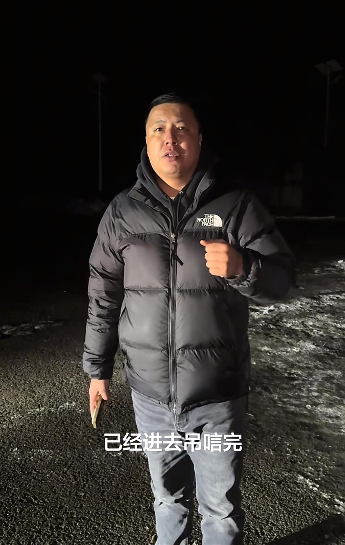 贺娇龙告别仪式引发众人送别热潮，鲜花店售罄连夜补货，昭苏举行告别仪式纪念活动