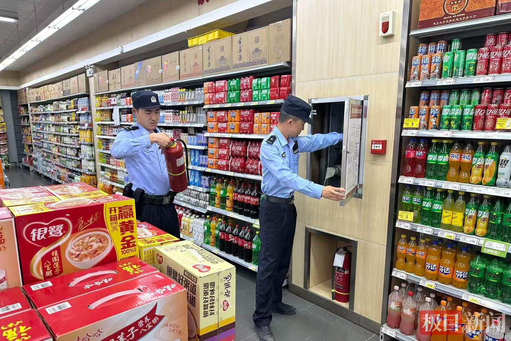 图一 民警在商铺检查消防设施.jpg