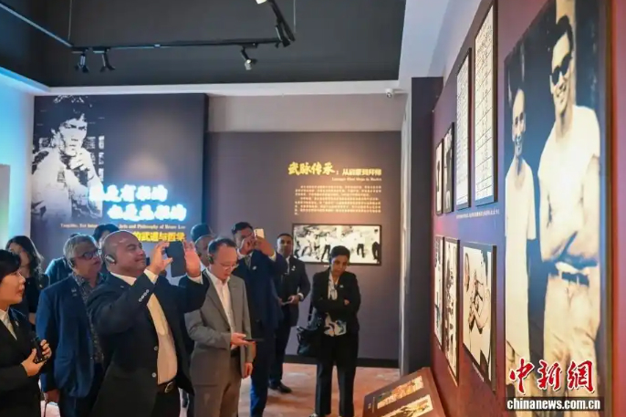 参观李小龙纪念馆 来自中新网.jpg