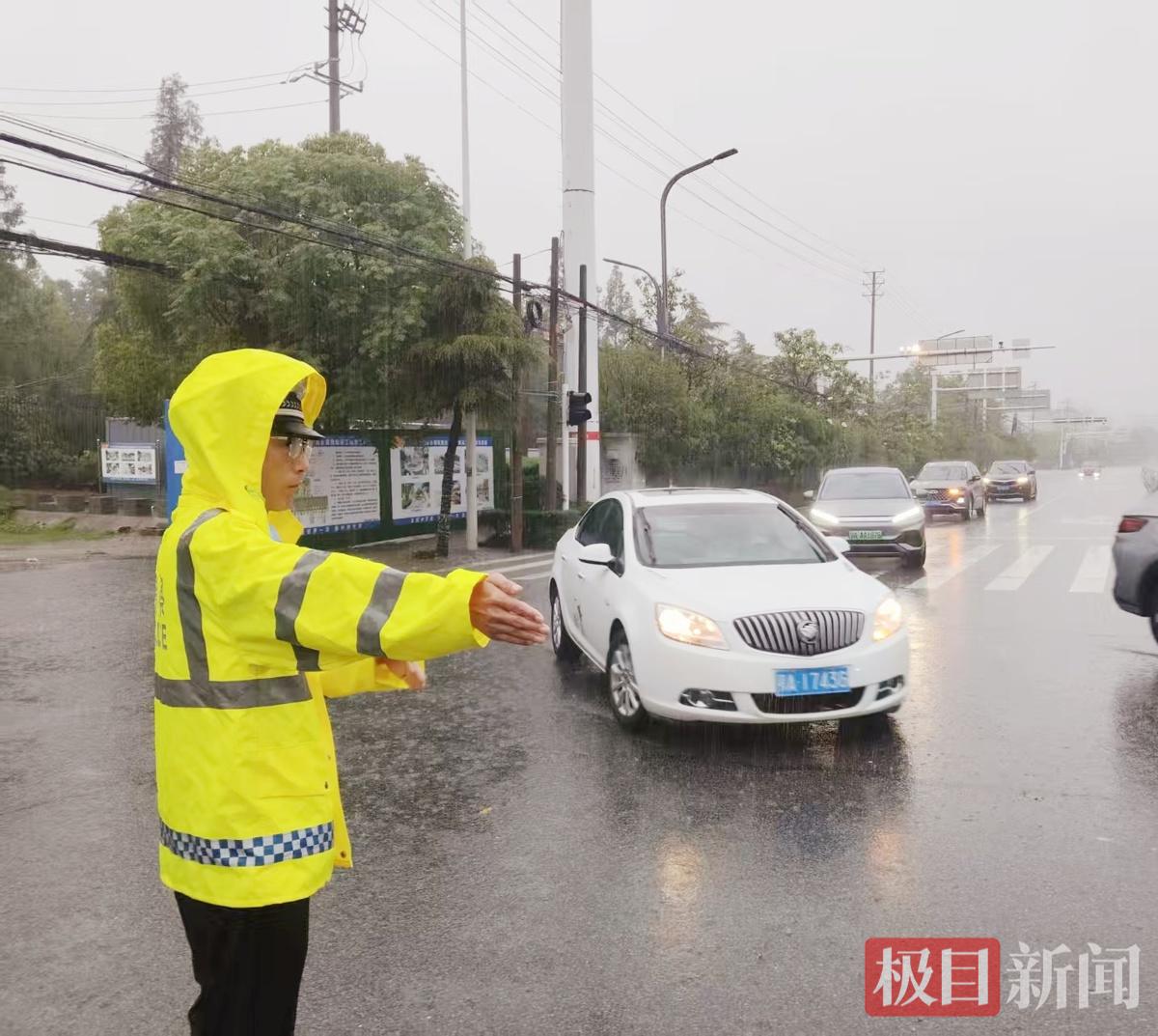指挥车辆通行.jpg