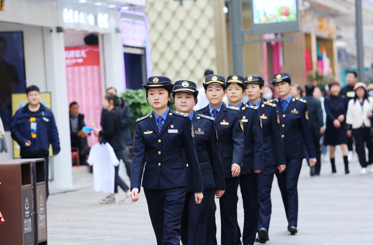 荆门城管“铿锵蓝玫瑰”女子先锋队上路执勤，成为一道靓丽的风景线.JPG