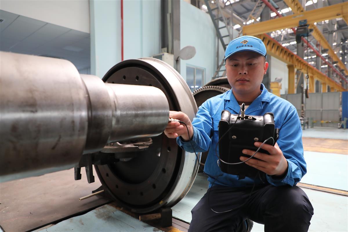 图为邓凡正在对车轴进行探伤作业  徐安宏 摄.JPG