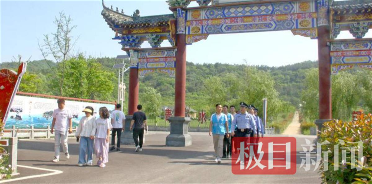 民警在景区巡逻