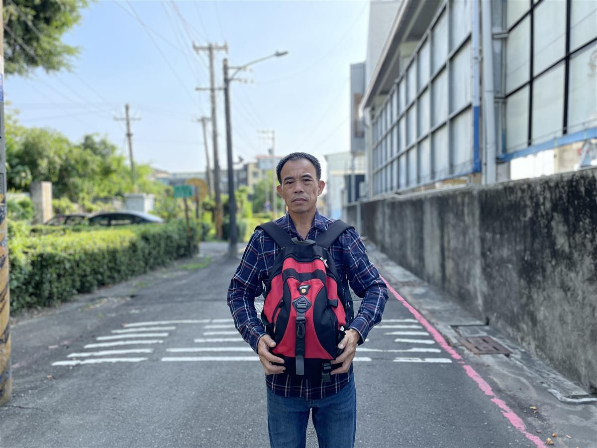 连线台湾"灵魂摆渡人"刘德文:19年背两百多位老兵骨灰葬回大陆 | 极目