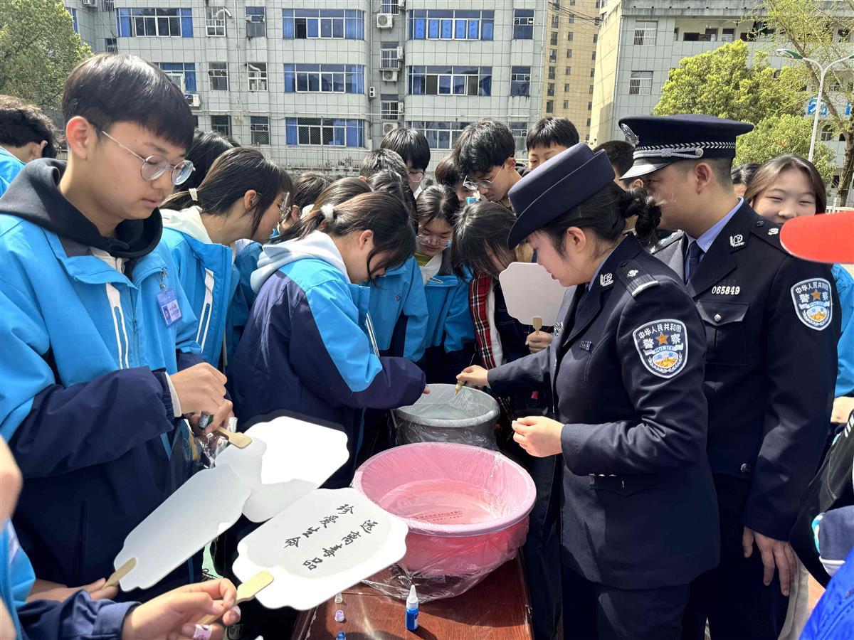 图1：民警指导制作禁毒漆扇.jpg