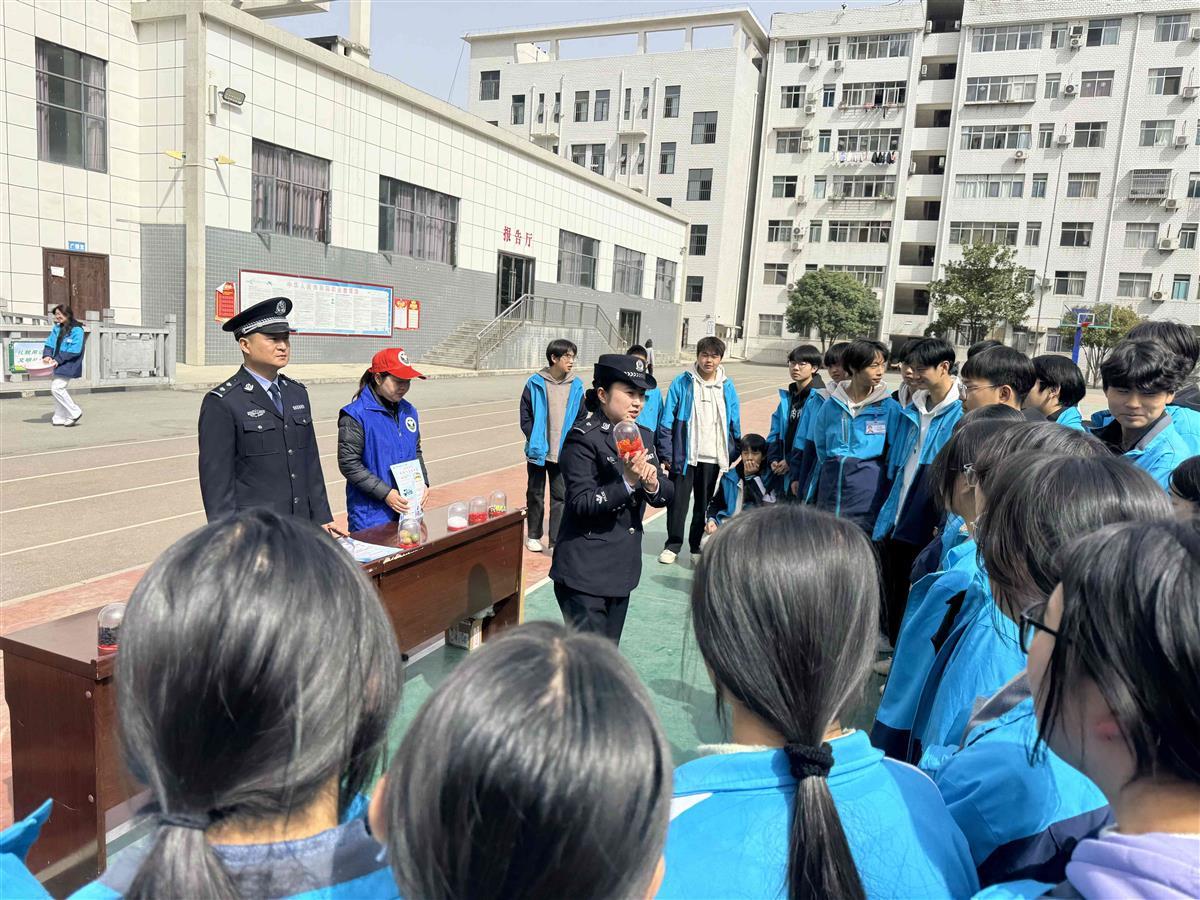 图3：民警向学生展示仿真毒品.jpg