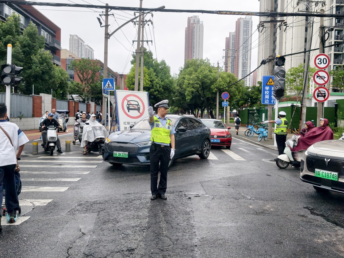 “一校一策”,风雨无阻!武汉交警用速度和温度交出护考答卷 | 极目新闻