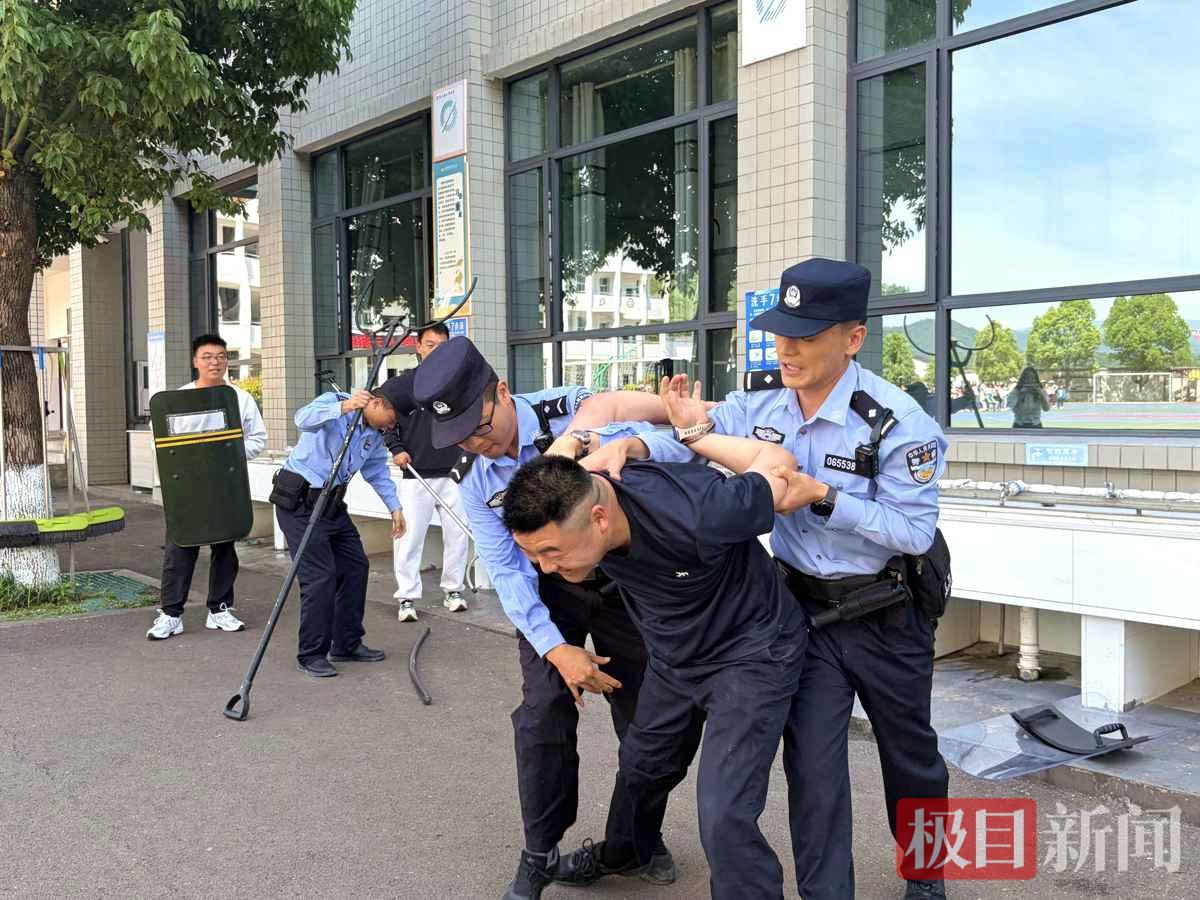 图4：民警在组织开展实战演练.jpg