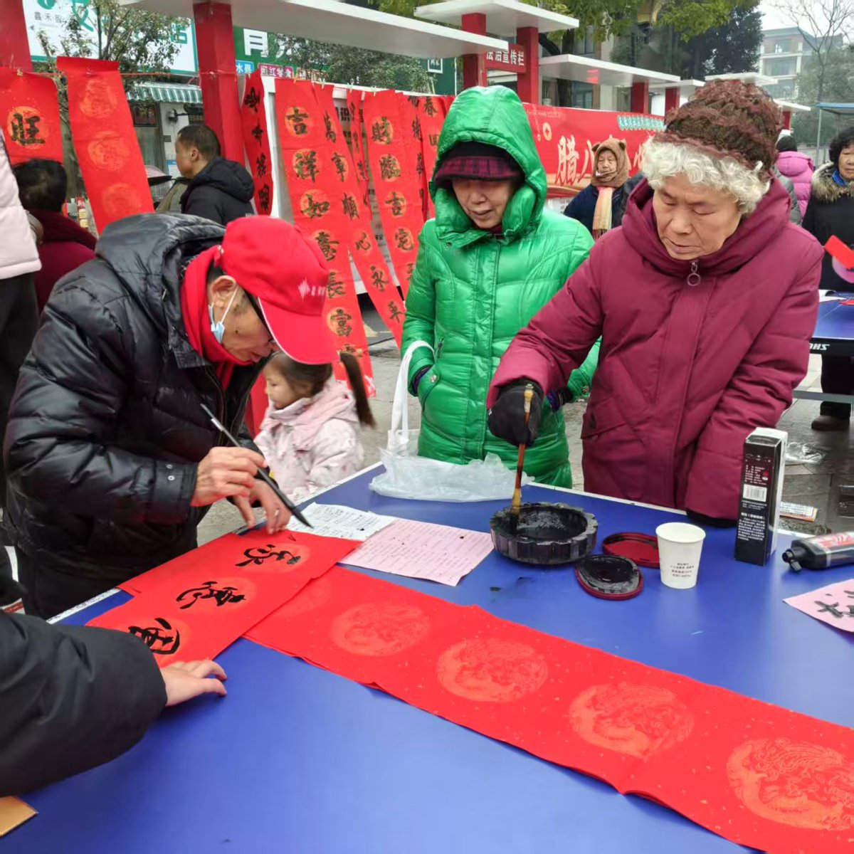 武汉天琴湾社区开展写春联迎新活动 | 极目新闻