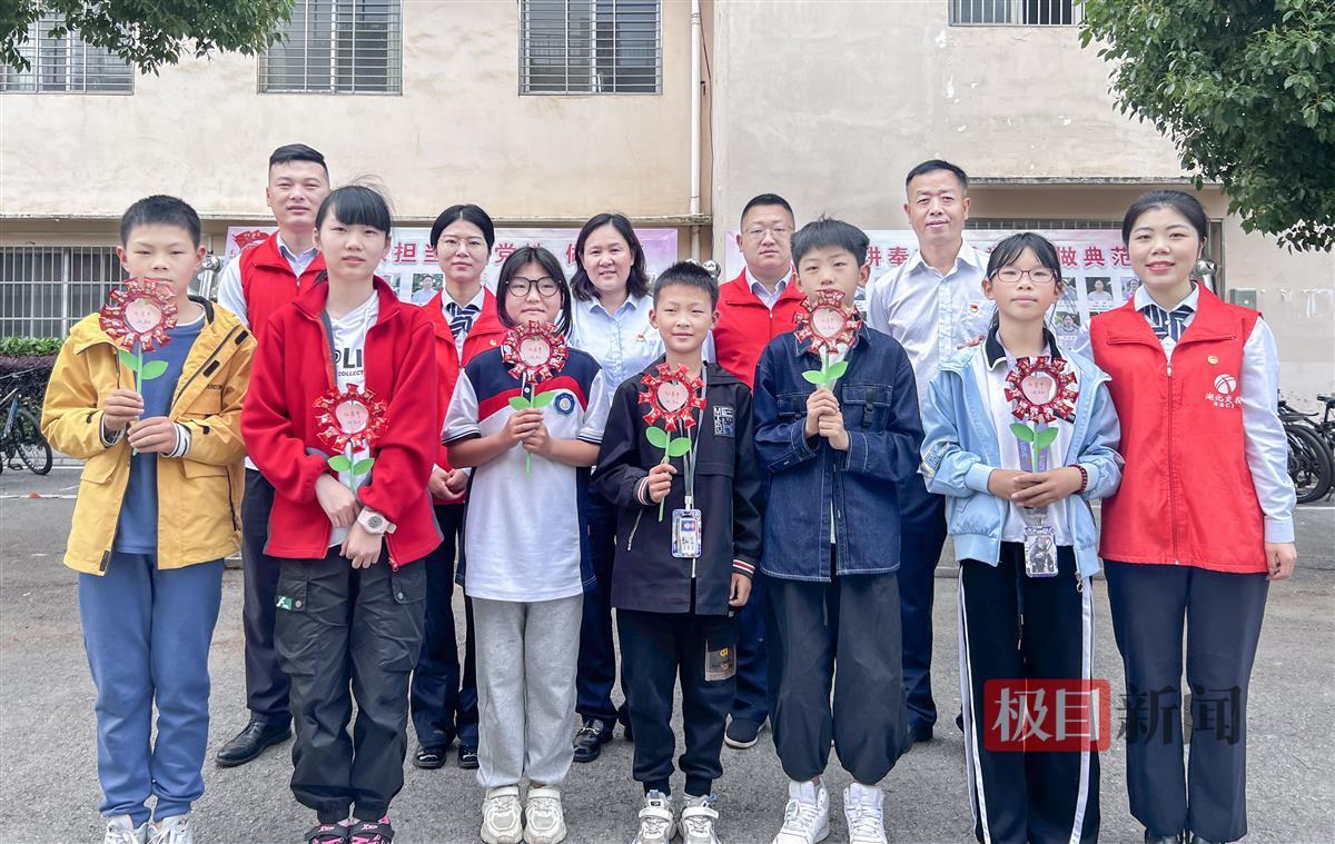 据了解,因部分孩子的父母常年外出打工,枣阳市吴店镇留守儿童较多.