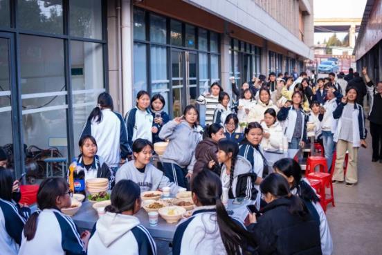 云南一职校学生体验杀猪实践，校长和老师们支持全程参与