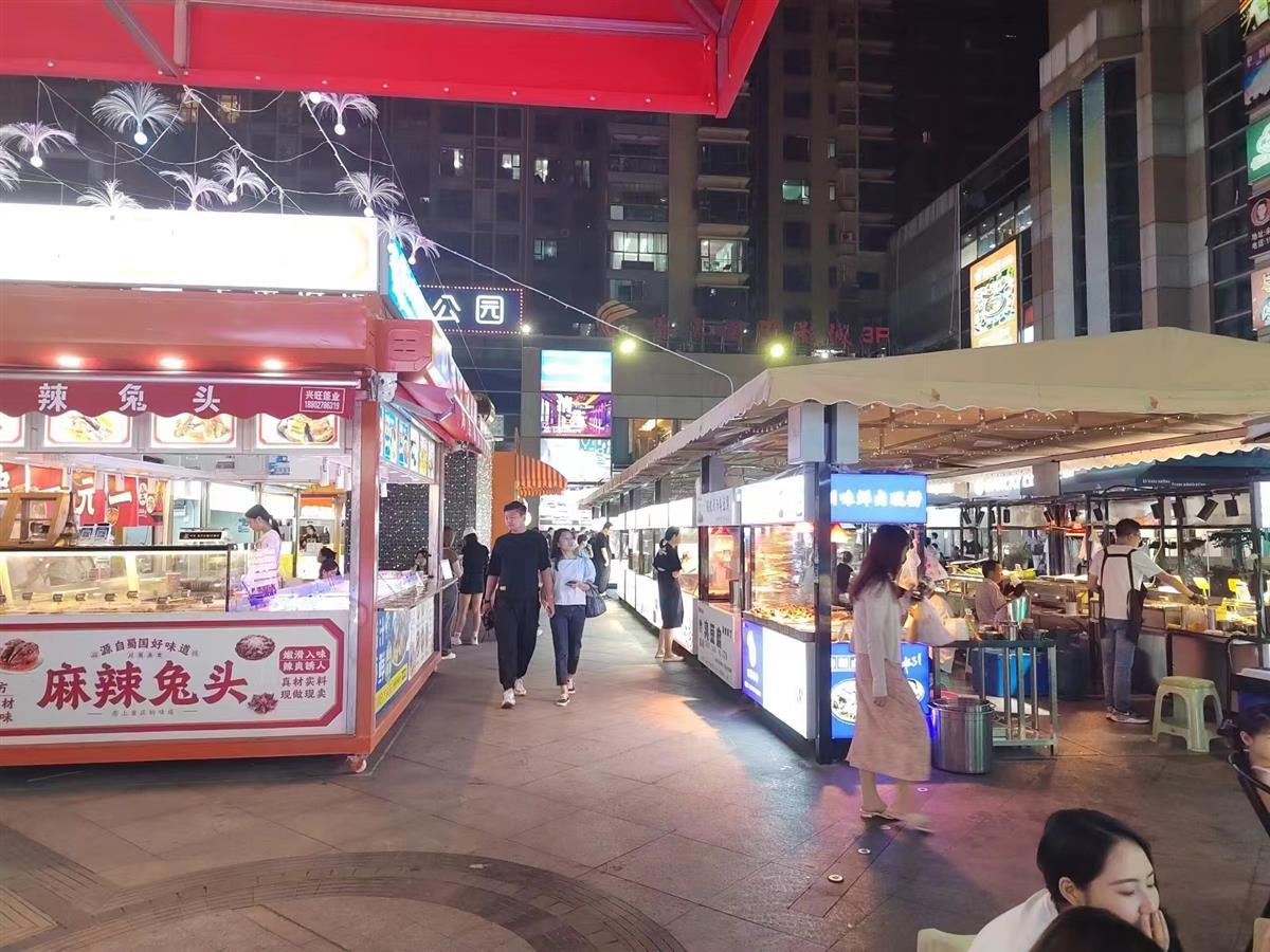 57个流动商贩告别“流浪”，武汉洪山区街道口特色街区开市了 | 极目新闻