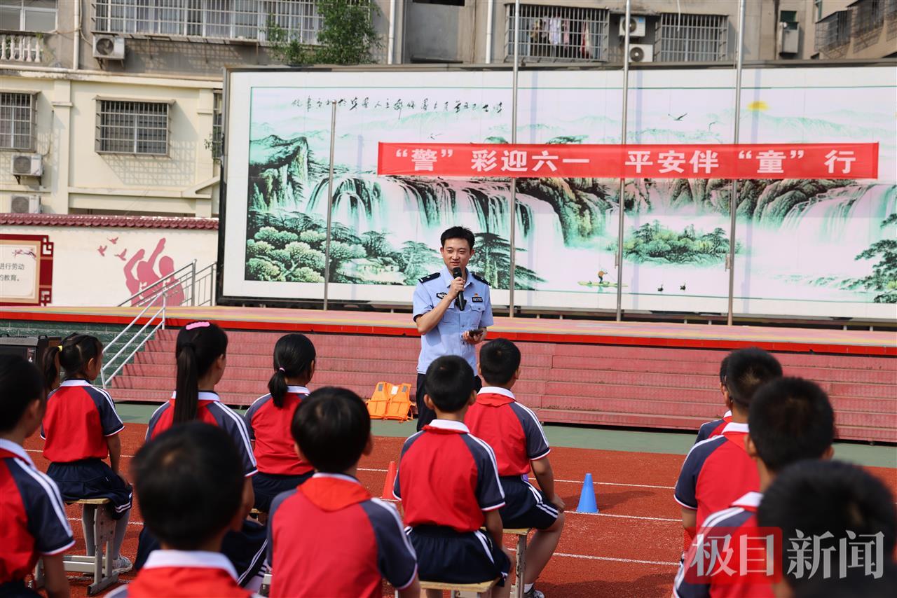 图二 民警讲解安全知识.jpg