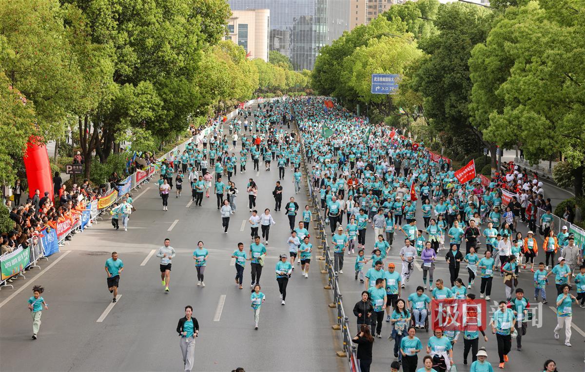 浩浩荡荡的健康跑大军经过北京路。 记者 张建波 摄.jpg 浩浩荡荡的健康跑大军经过北京路。 记者 张建波 摄.jpg