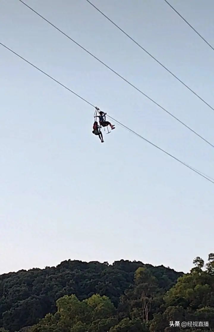 游客被卡高空飞索上动不了，景区回应：体重太轻 | 极目新闻