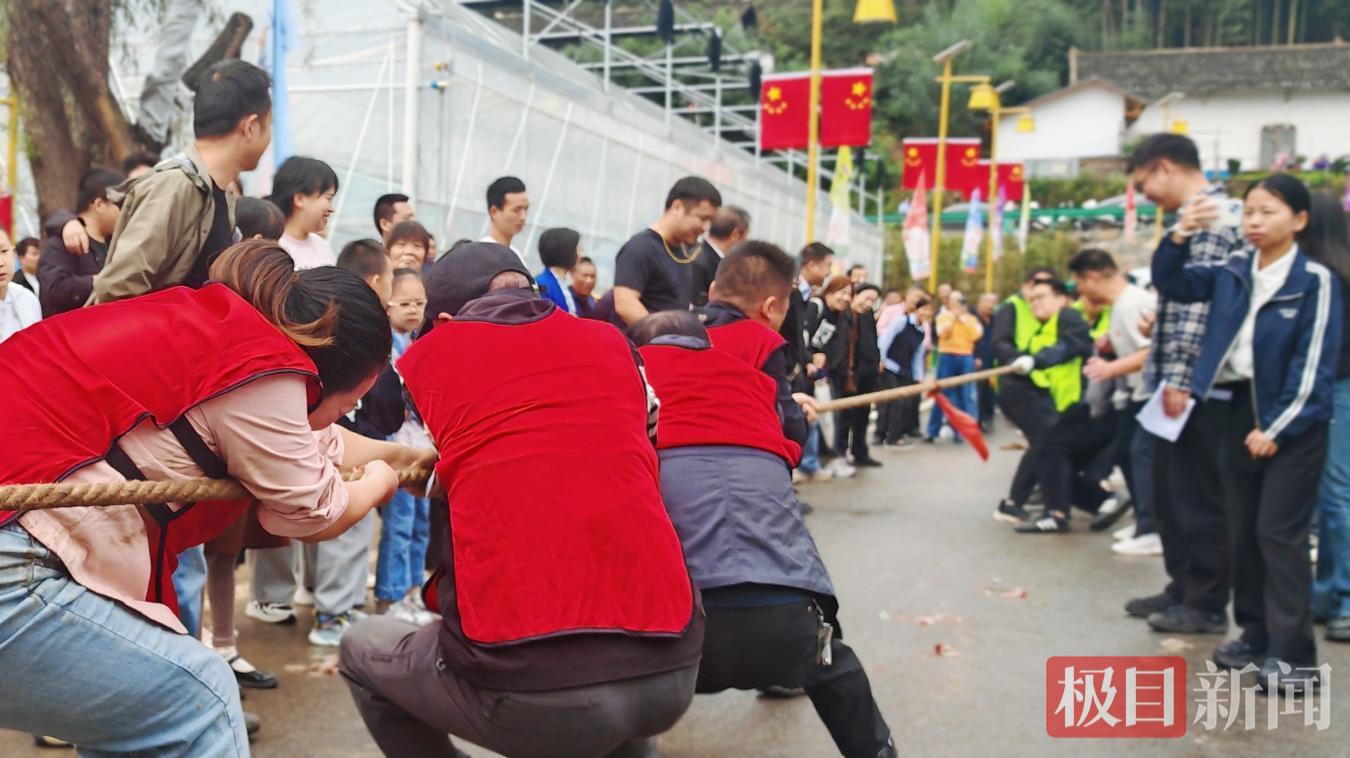 郧西县土门镇拔河比赛活动现场。 陈国东摄.png