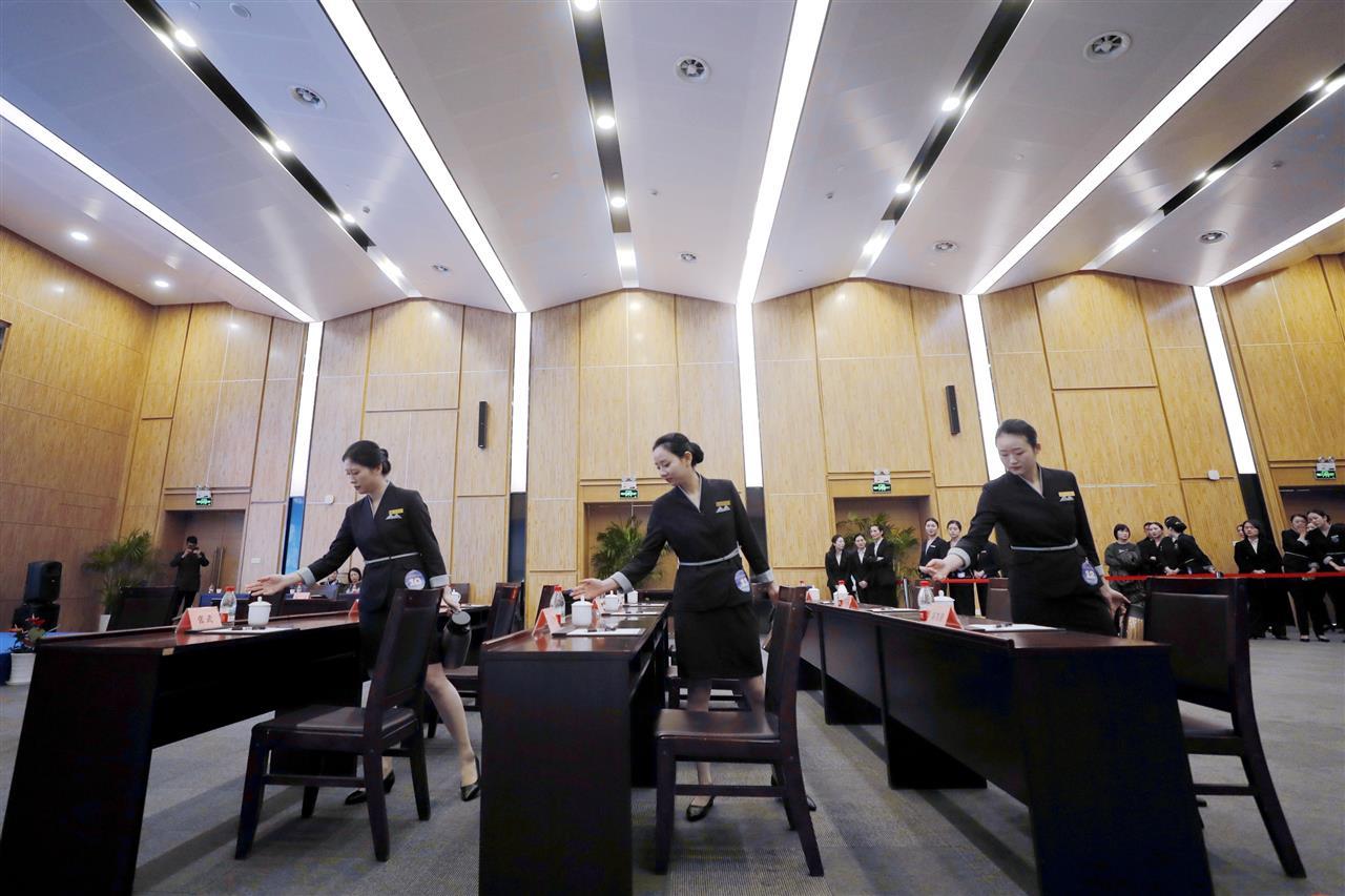 11月29日，武汉地铁迅和公司组织物业服务技能竞赛锤炼“硬功夫”，会务礼仪展示，选手们整齐化一的进行倒茶水作业。袁永华  摄.jpg