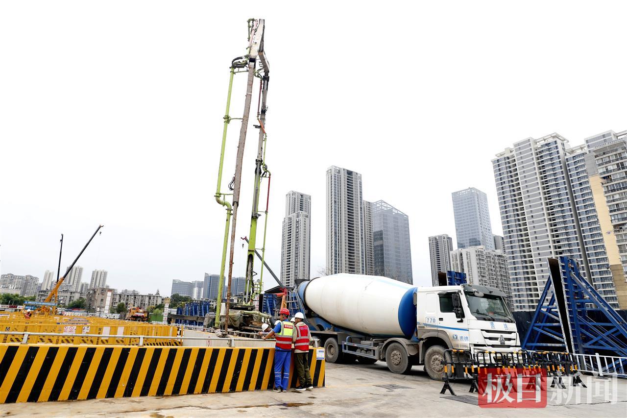 双节假期，地铁10号线施工作业现场一片繁忙。袁永华 摄.jpg