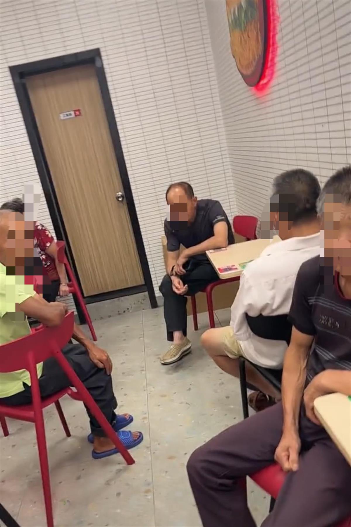 吉安一群老人进快餐店占位蹭空调，店家用大喇叭驱赶无果，镇政府：已劝离