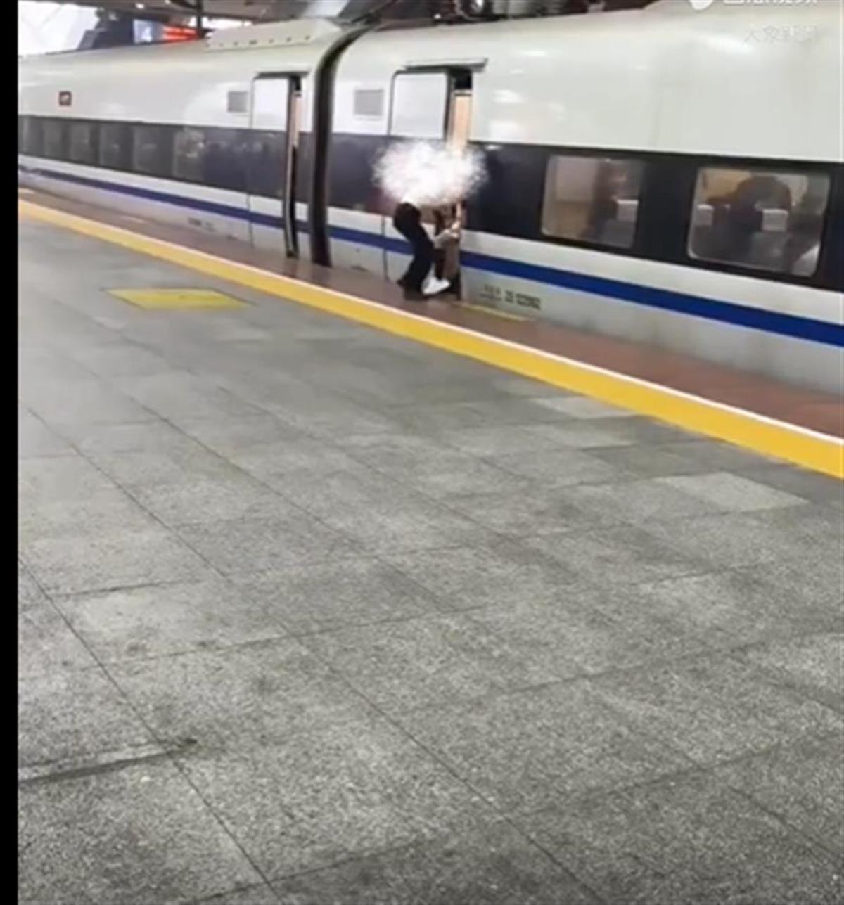 A女子伸腿拦高铁.png