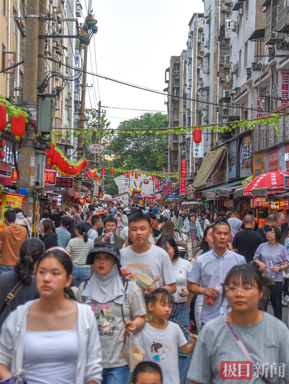 沙市区大赛巷小吃街游人如织（极目新闻记者 黄志刚 摄）.jpg