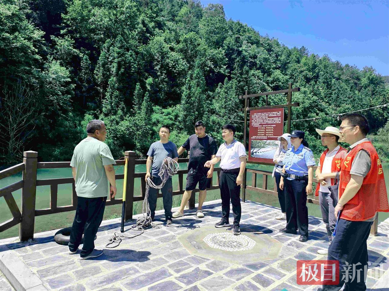 图2：乡镇部门联合检查防护设施（通讯员徐肖 摄）.jpg