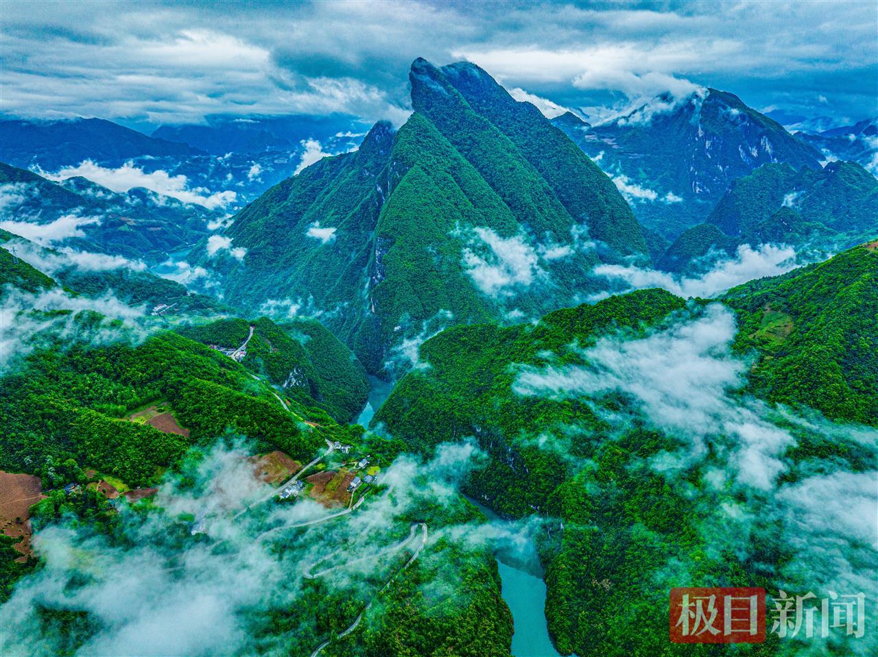 1、《竹山武陵峡驴头山》+摄影：章磊.jpg