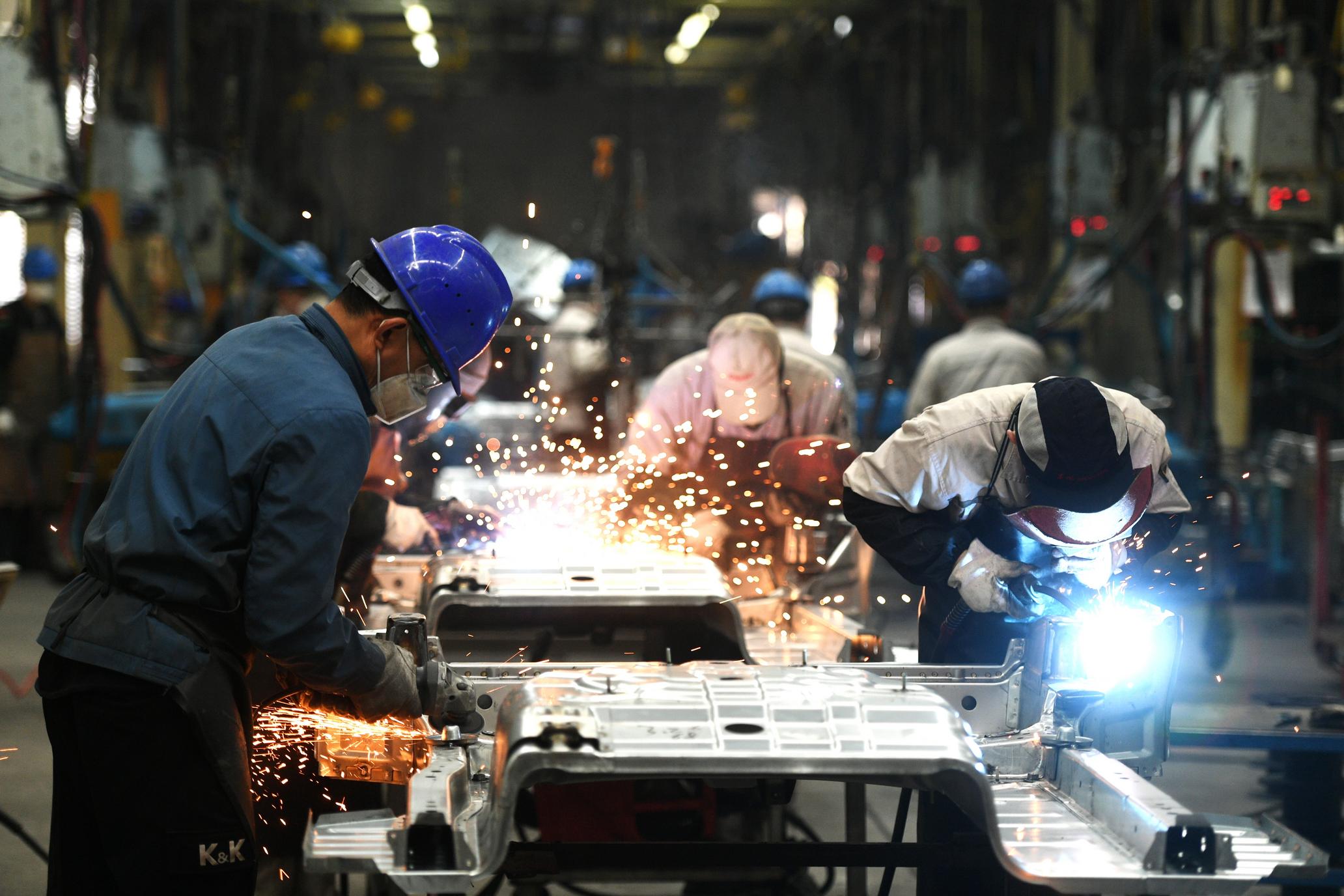武汉信达时代机械有限公司生产线上焊花飞射,工人们正在忙着赶制订单