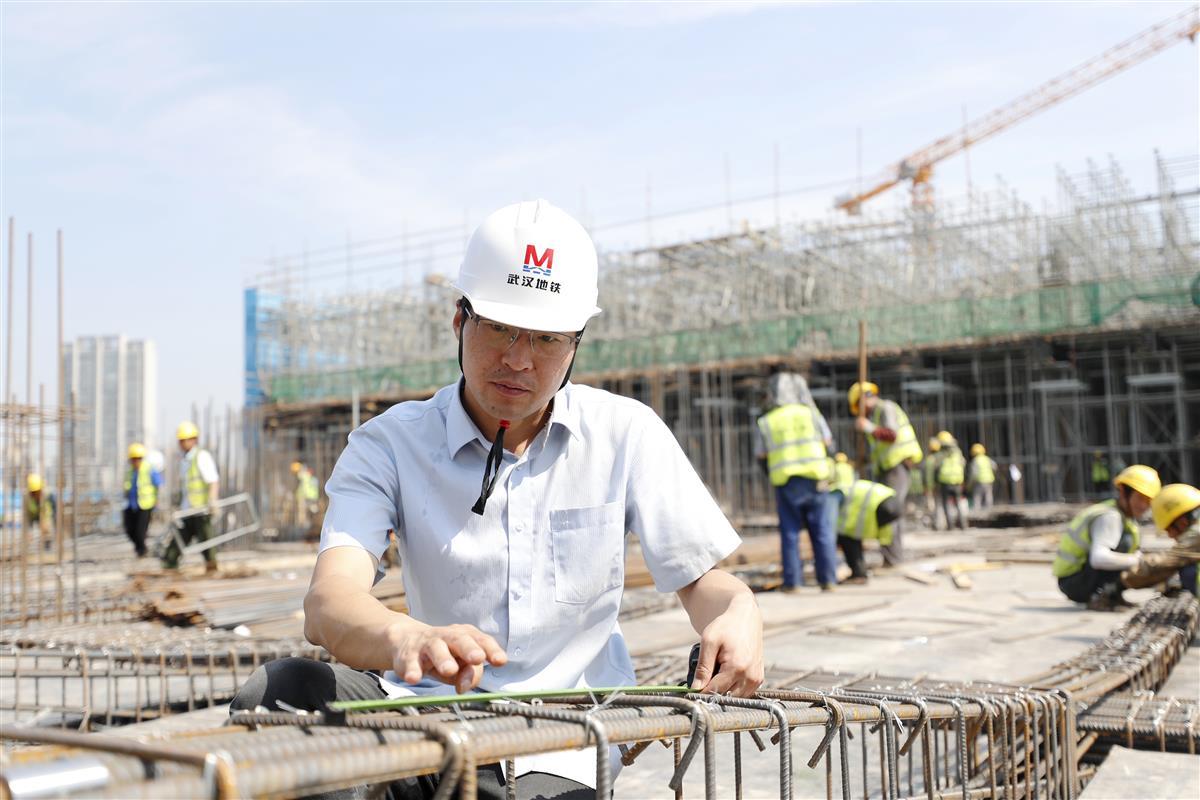 武汉地铁股份公司二级项目经理舒计步测量钢筋的间距，确保施工的质量。袁永华 摄.jpg