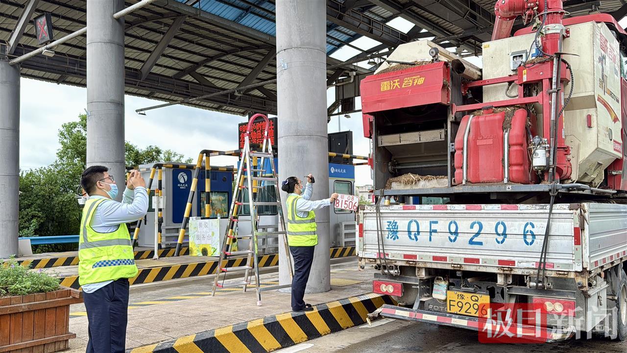 对农机进行查验登记.JPG 对农机进行查验登记.JPG