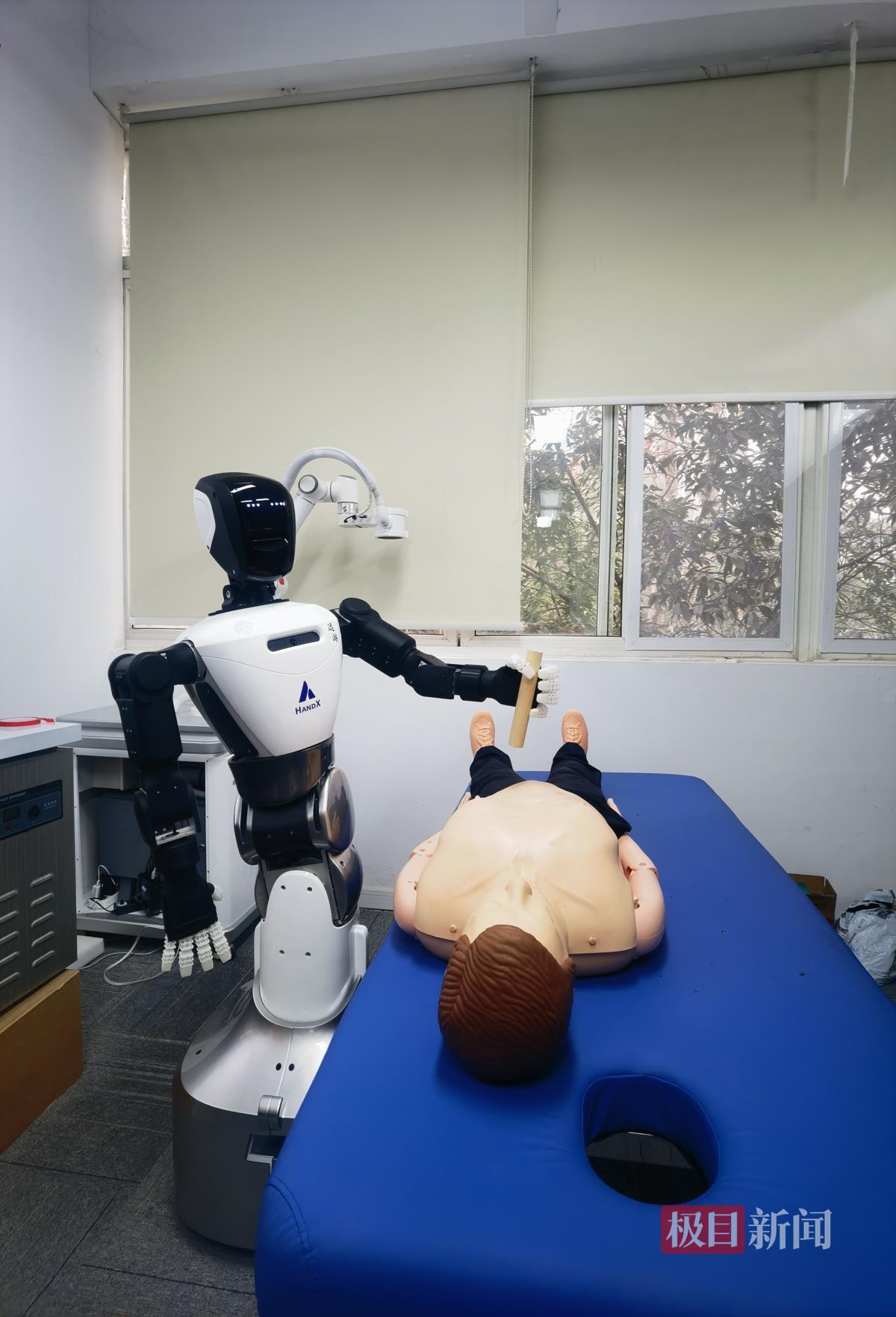 艾灸机器人接受训练中.jpg