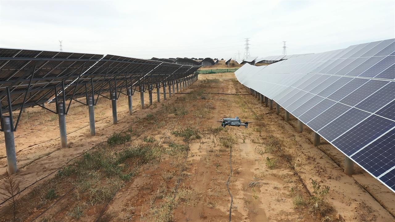 无人机巡检光伏板.jpg