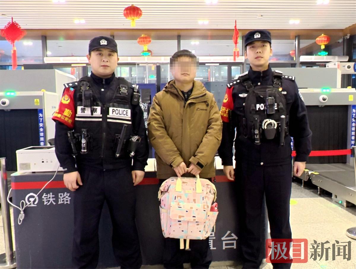 图2：民警归还失主背包.jpg