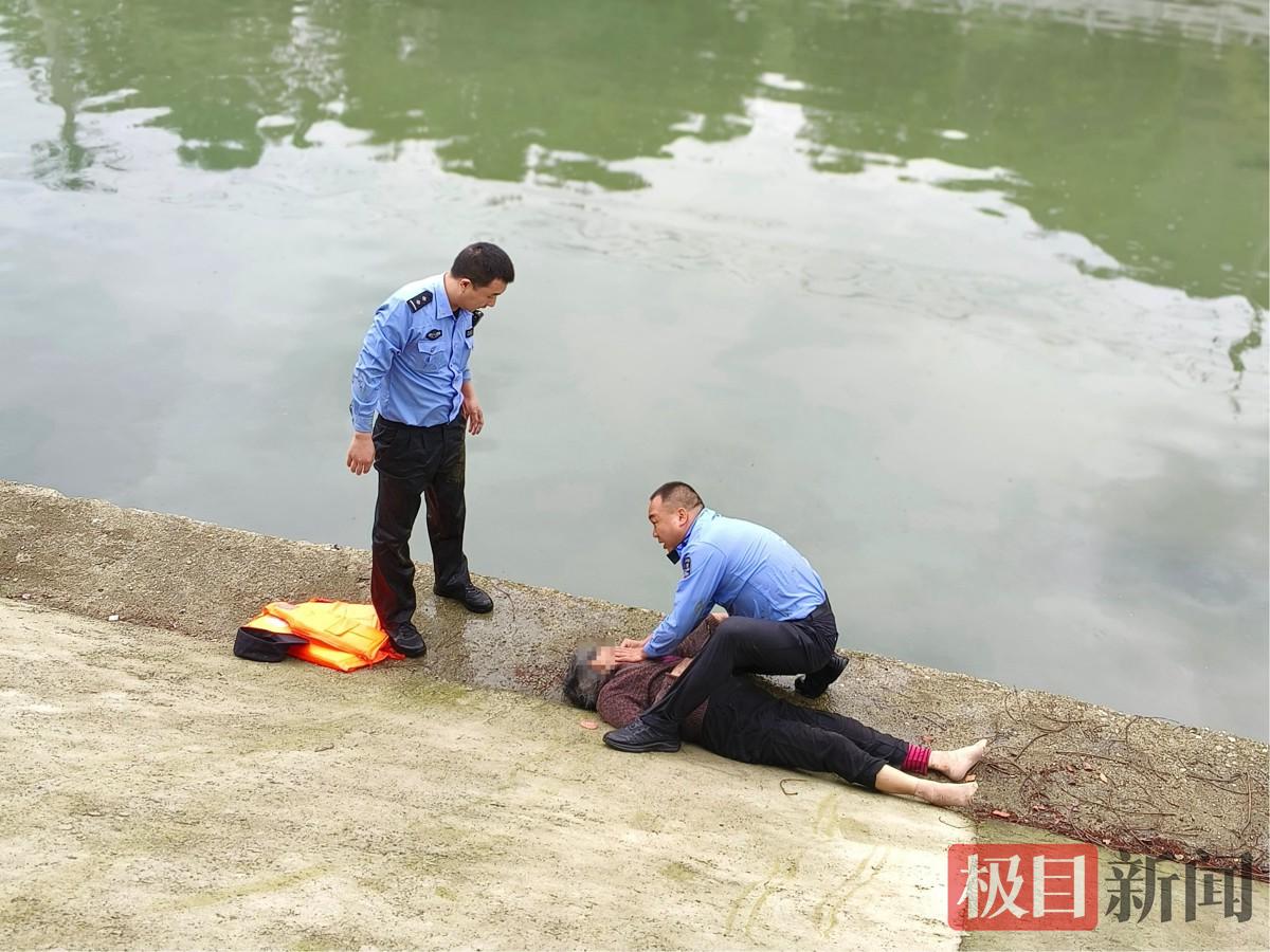 图1：民警正在清理老人口鼻积水。.jpg
