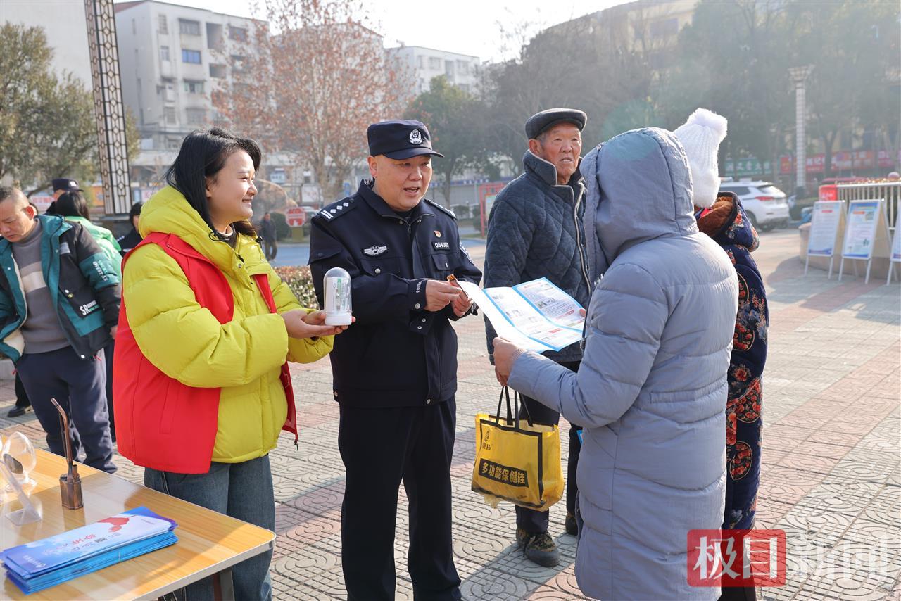 图一 民警给群众讲解安全知识.JPG