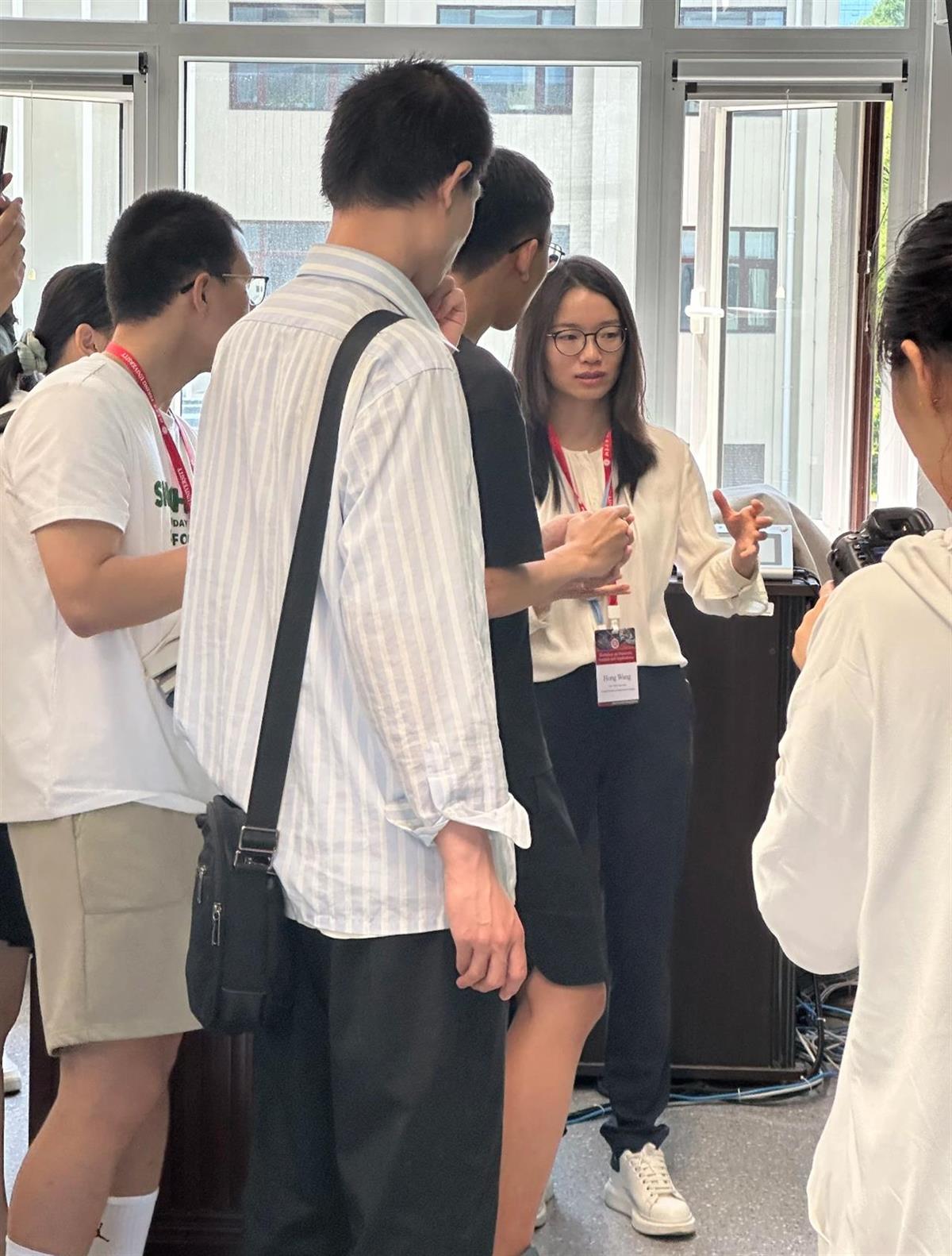 34岁的王虹已身兼两所顶级研究所终身教授，在巴黎曾想放弃数学去学建筑，老家乡亲称她在村里很有名气