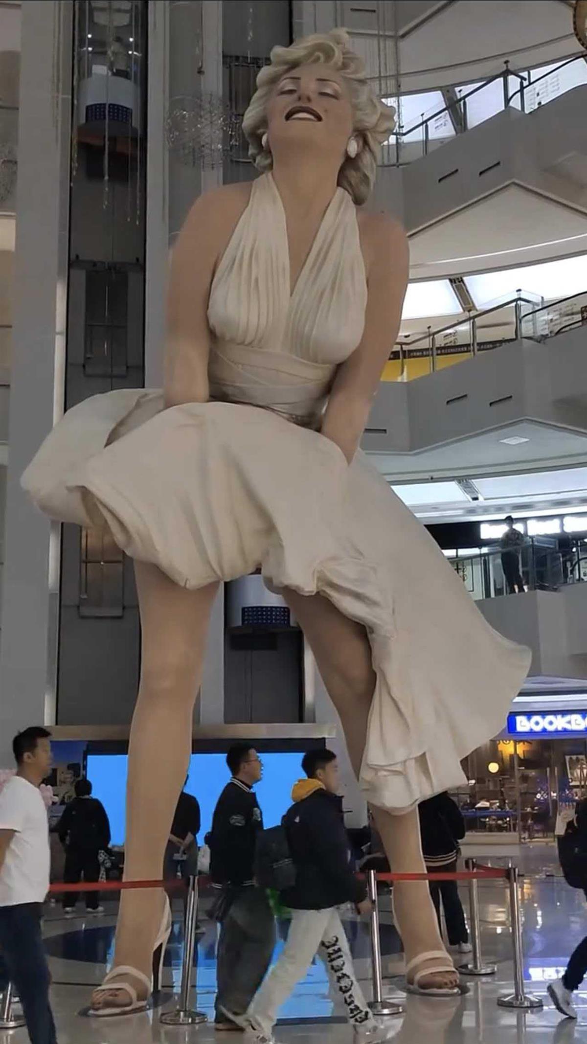 大连商场神秘撤走八米高梦露雕像，商场人员今日上班才知情，集团新规划揭晓