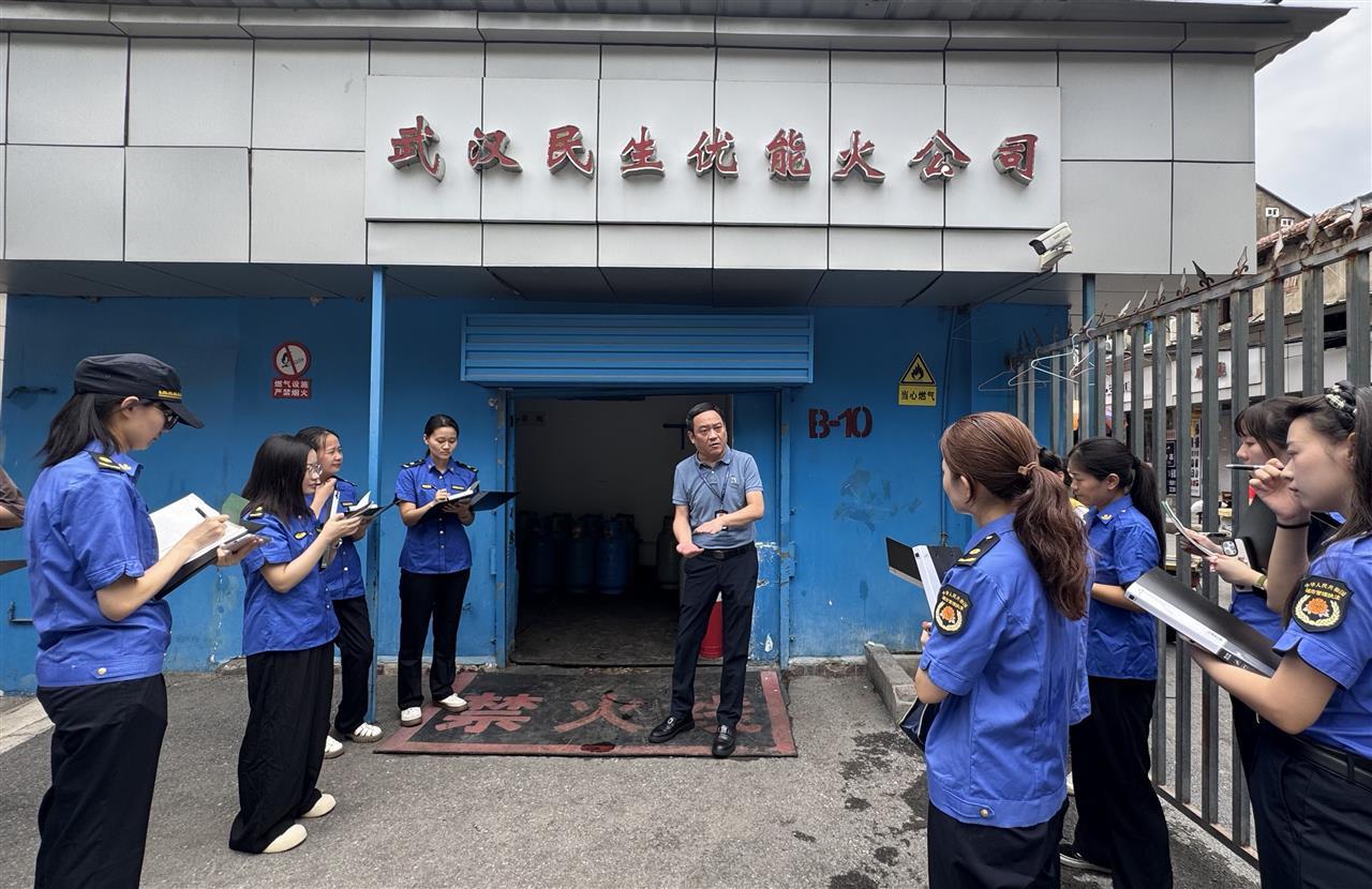 入职新城管 首课马路行