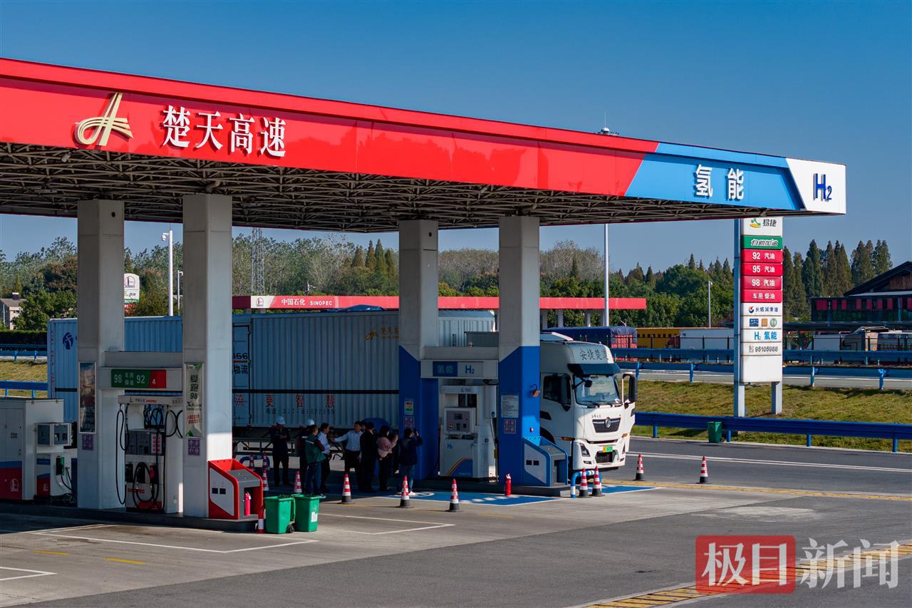 位于沪渝高速潜江服务区的湖北首条氢能生态示范线.jpg