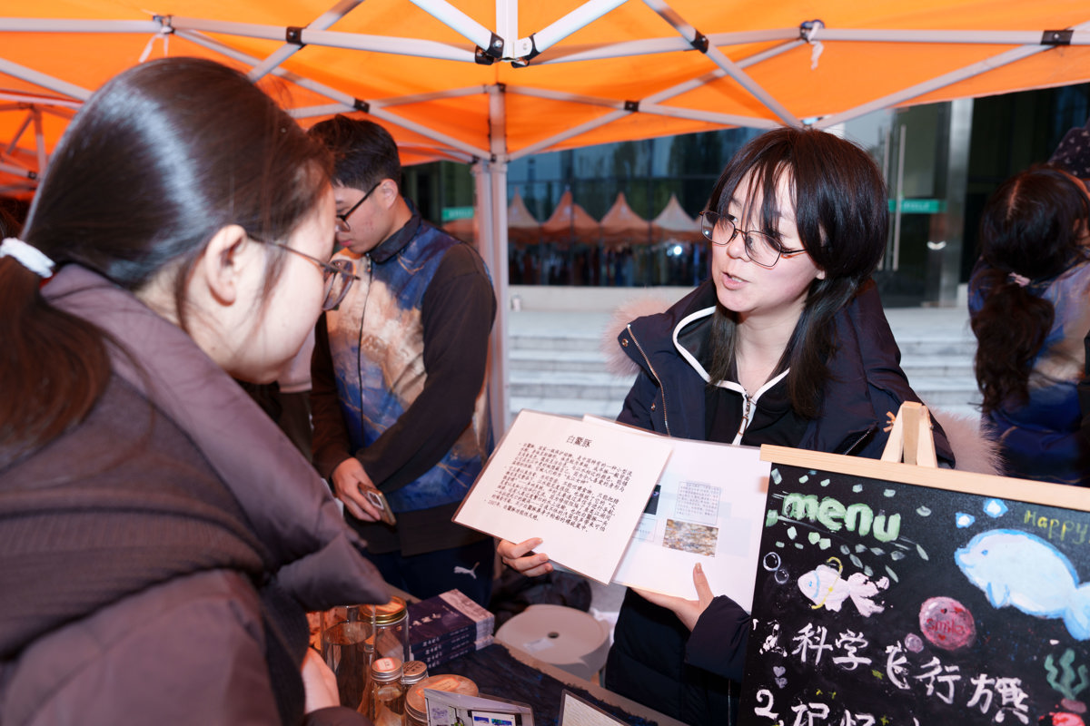 蓝色精灵志愿服务队的志愿者正在介绍白暨豚（学通社记者 夏子豪 摄）.jpg