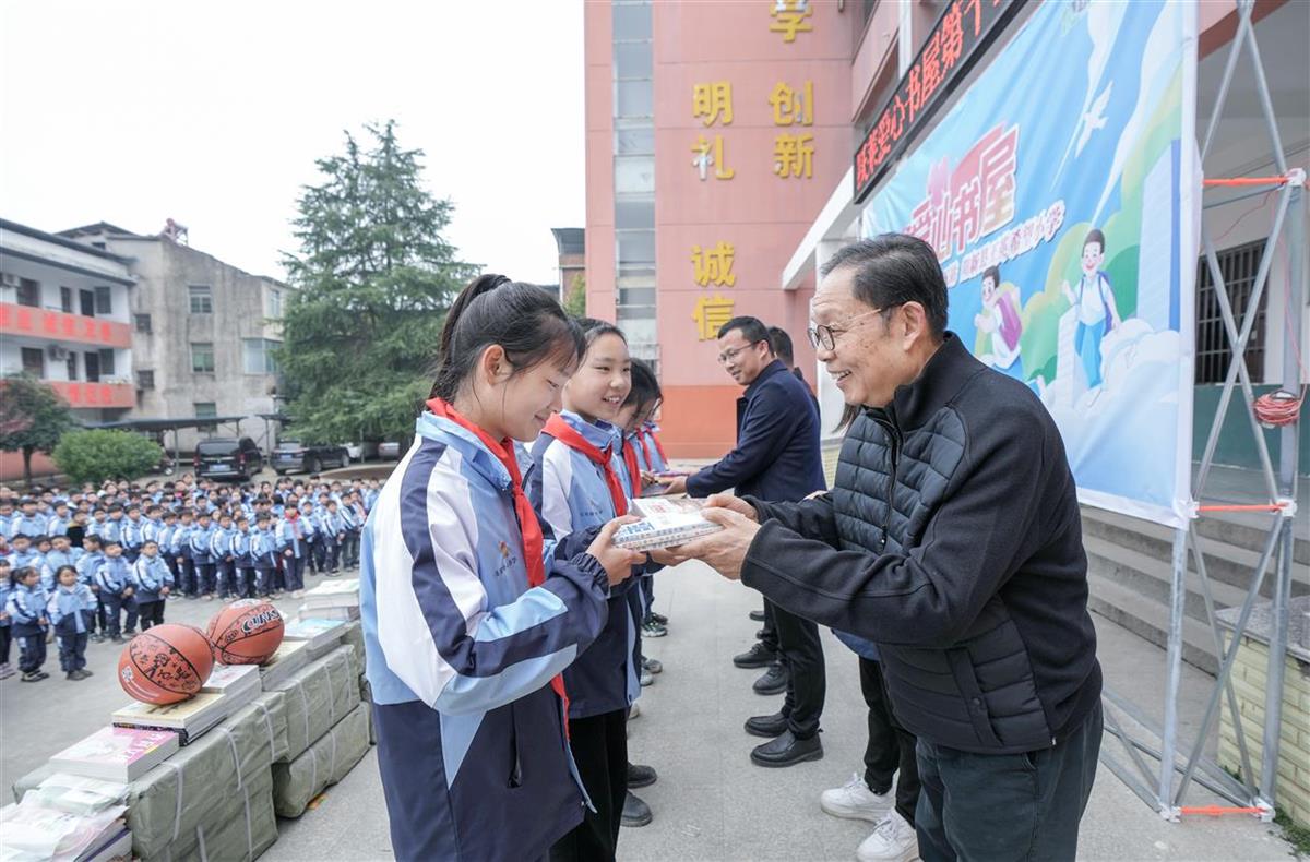 跃莱第十五座爱心书屋落户湖北王英镇希望小学，为乡村儿童打开知识之窗