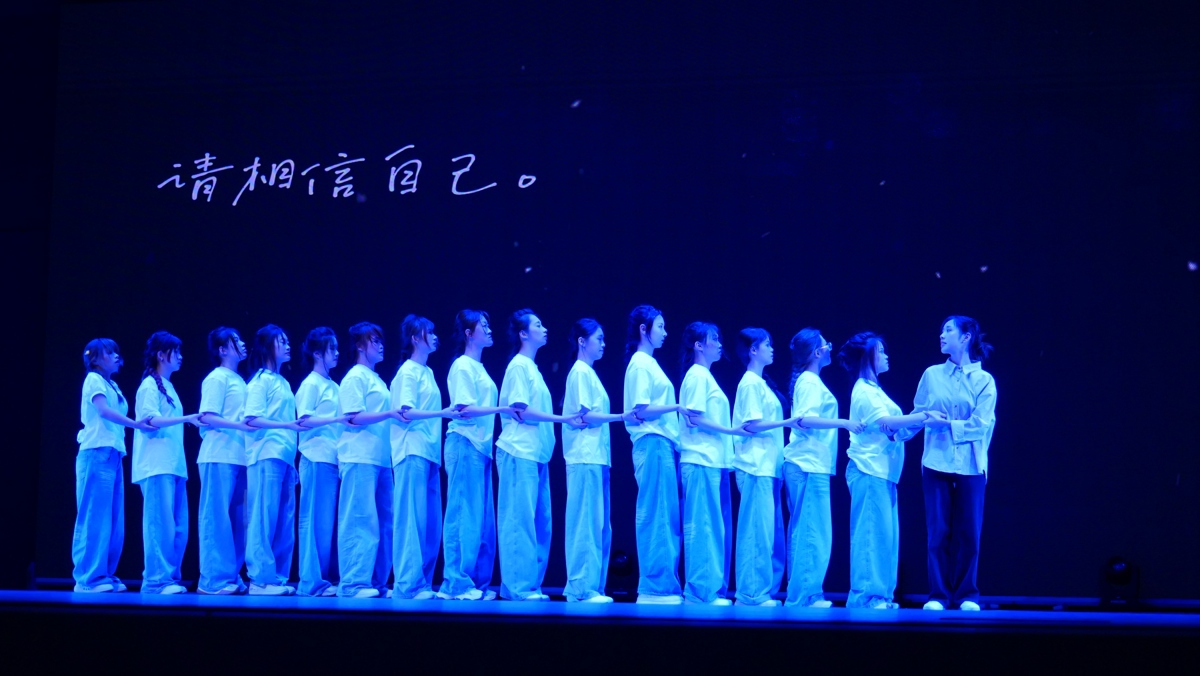 该校经济学院舞蹈节目《是妈妈是女儿》。覃晓楠 摄.JPG