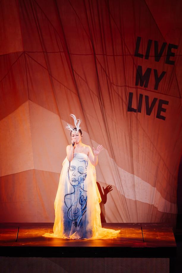 三十年音乐旅程串起人生悲欢与港乐图鉴,杨千嬅《Live MY LIVE 2025》红馆演唱会落幕