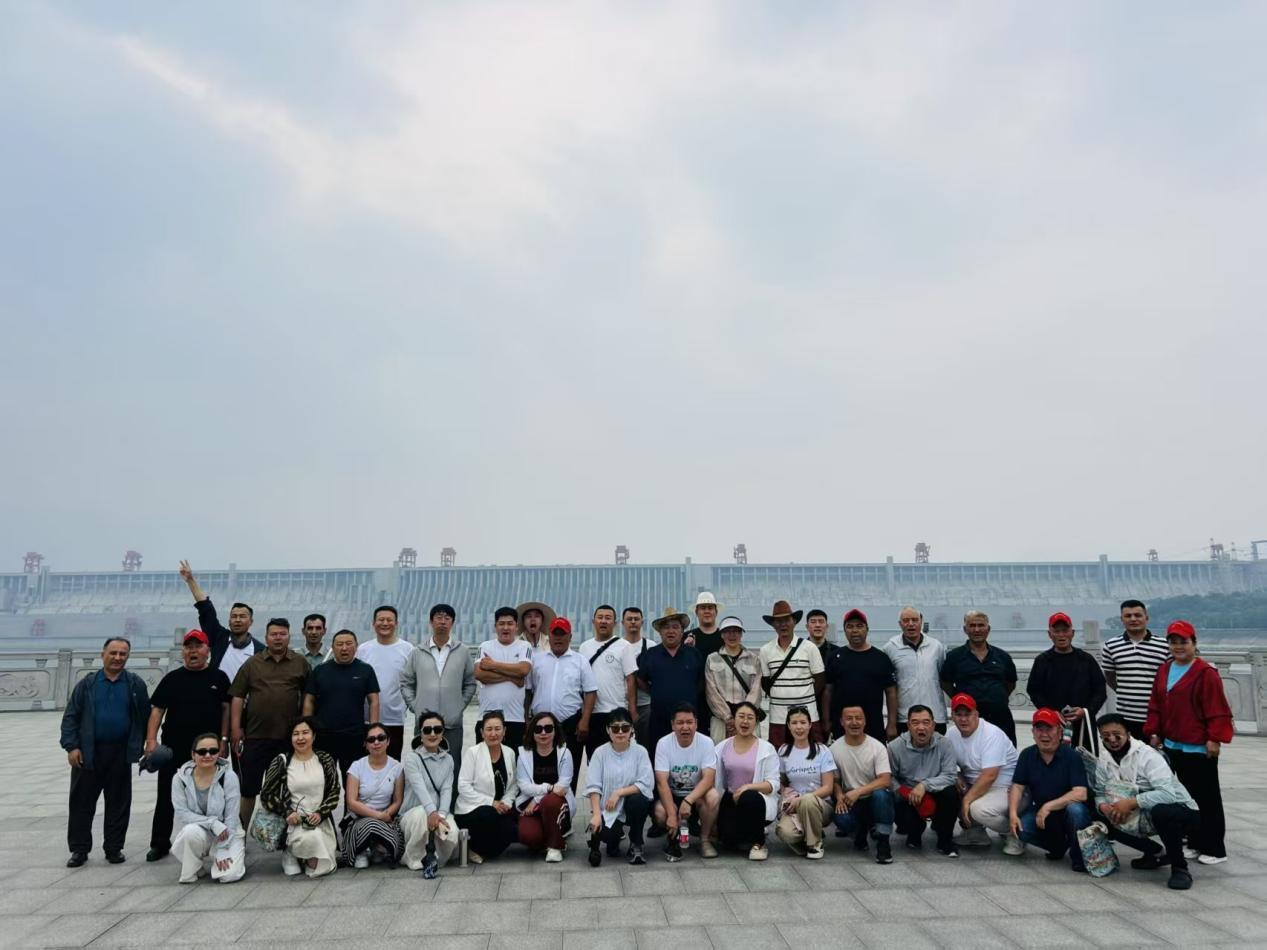 三峡大坝合影2.png