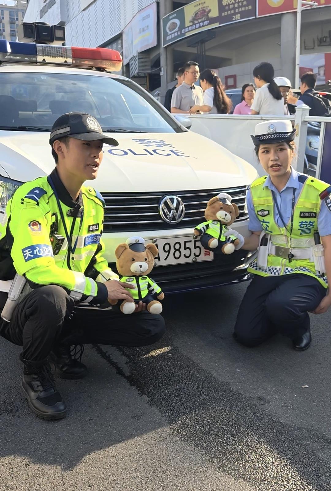 长沙家长捧向日葵送考，985数字警车停在考场外祝考生金榜题名