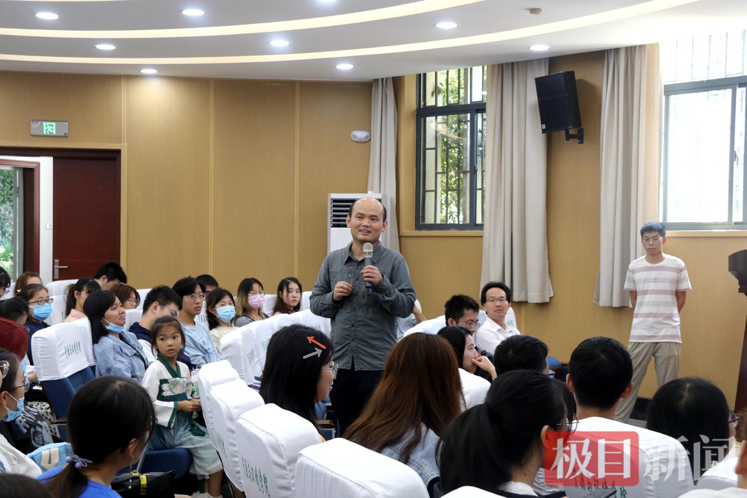 冯江工作照 (3).jpg