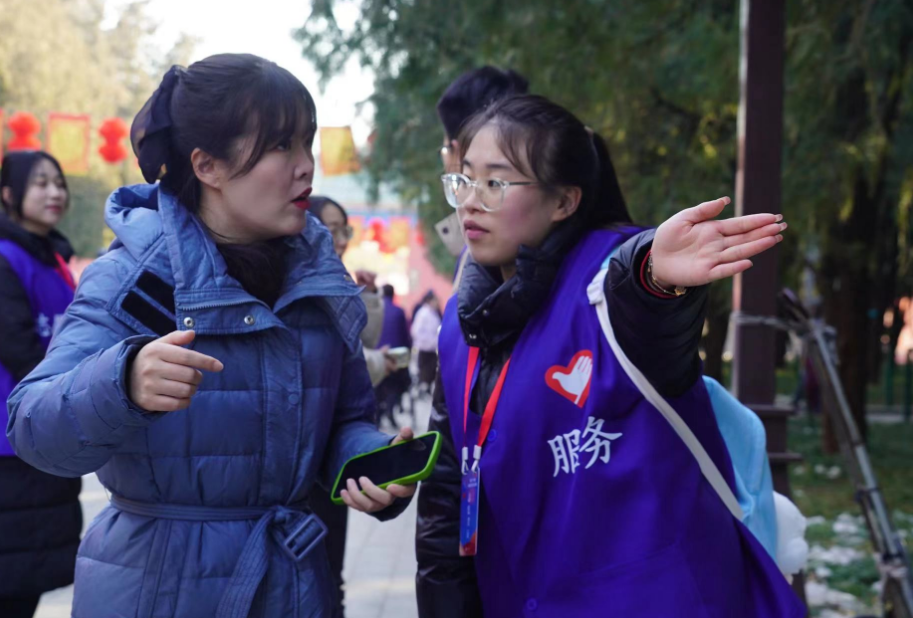 "志愿蓝"守护市民欢度文化年,大学生志愿者上岗地坛庙会 | 极目新闻